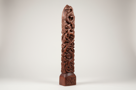 帮我生成一张木雕类产品的图片，完整显现出来 